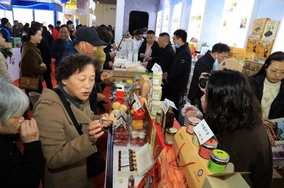 江蘇330種名特優(yōu)農(nóng)產(chǎn)品驚艷展銷(xiāo)，春茶竹筍小龍蝦成亮點(diǎn)